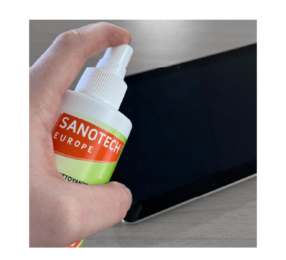 Nettoyage d'une tablette avec le spray pour écran Sanotech